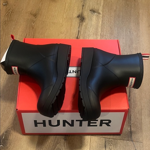 Hunter Women’s Play Black Short Boots Size 9 NWT - Picture 2 of 8